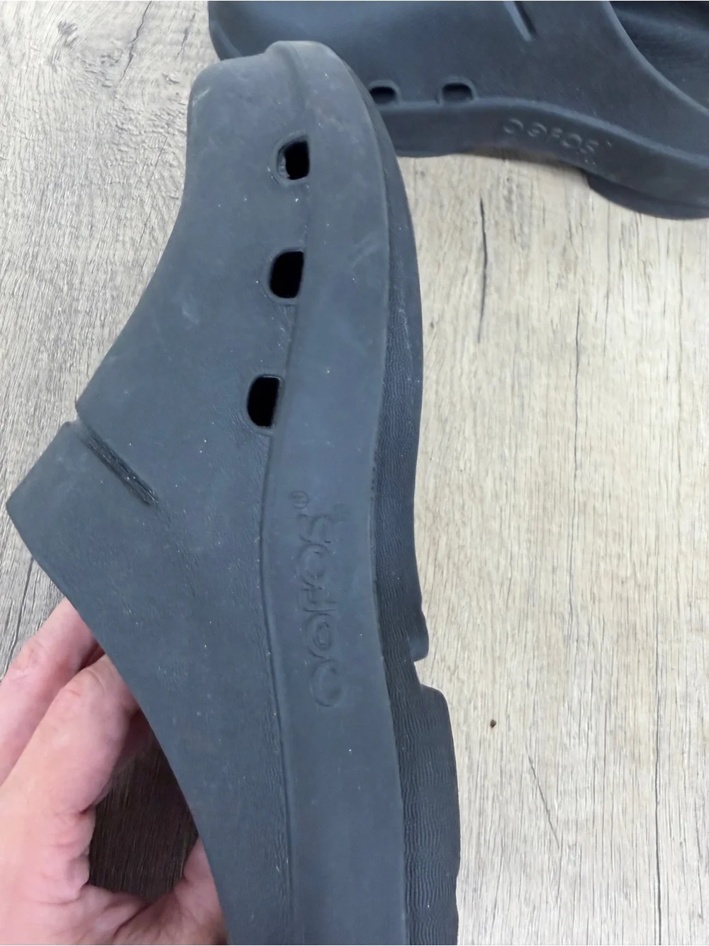 OOFOS Men's Black Slip-On Clogs